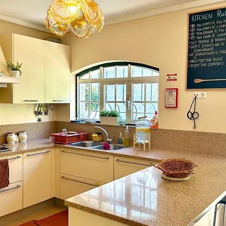 Coastal Garden Paradise Retreat- 6 Min From The